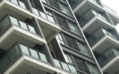 鋅鋼陽臺(tái)欄桿能否鑲?cè)氩A?/></p><p style=